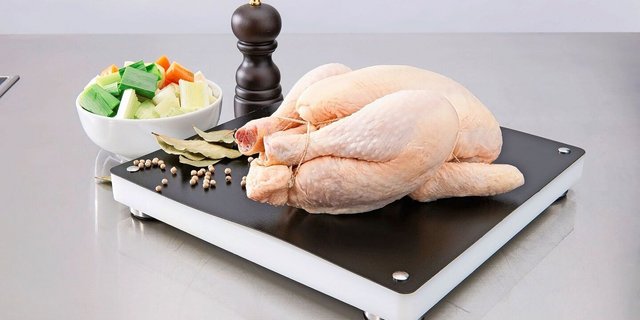 Der Hunger der Schweizerinnen und Schweizer auf Geflügel ist gross. Importe sind gefragt, da es Neubauten von Geflügelhallen hierzulande politisch schwer haben. 