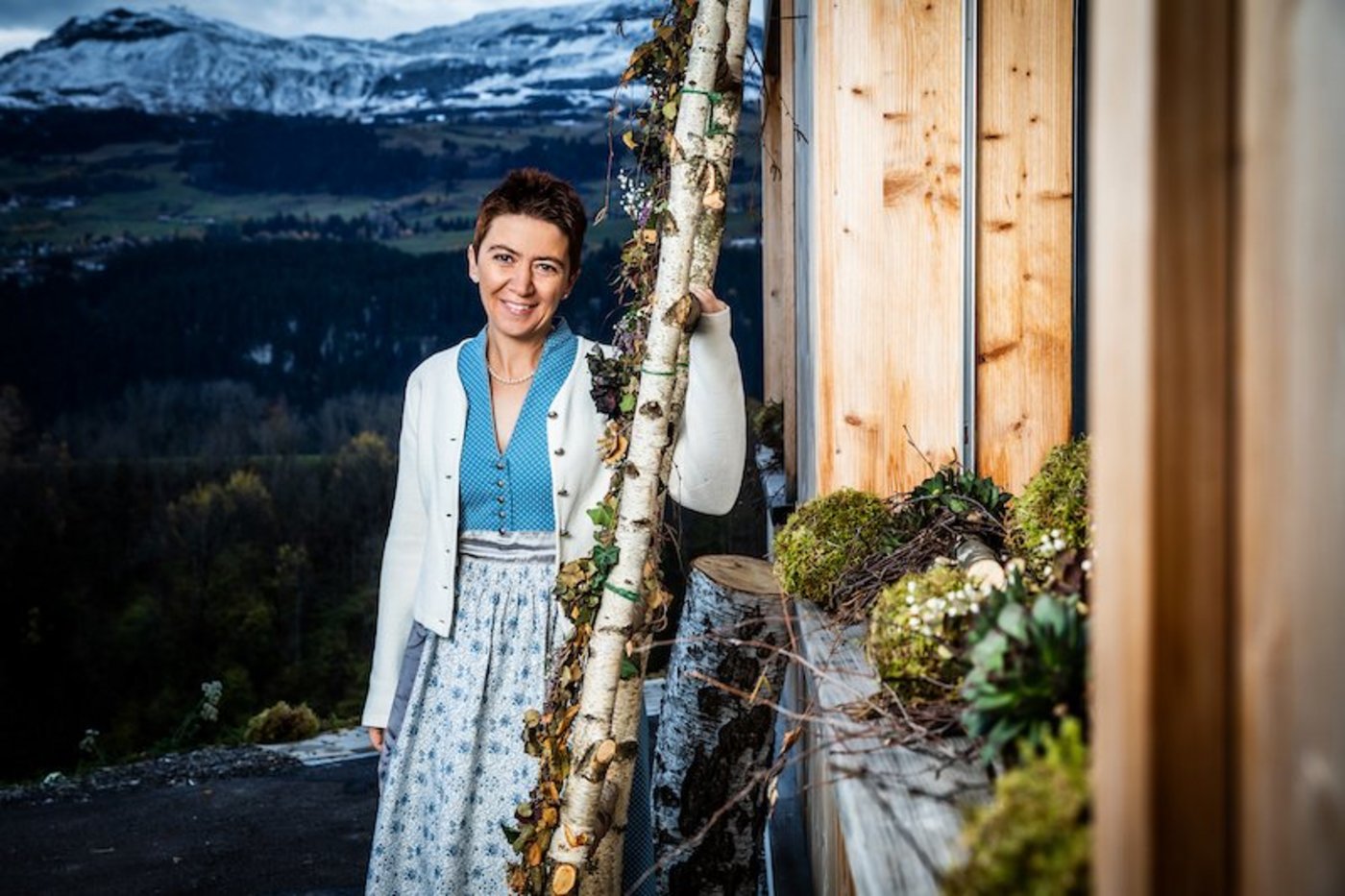 Flurina Candinas hat sich mit ihren Capuns und den herzförmigen Caramelköpfli zum Sieg gekocht. Ihr persönlich hat die Dekoration besonders gut gefallen. Die Landfrauen durften in einem herbstlichen Birkenwald zu Abend essen. (Bilder SRF/Ueli Christoffel)