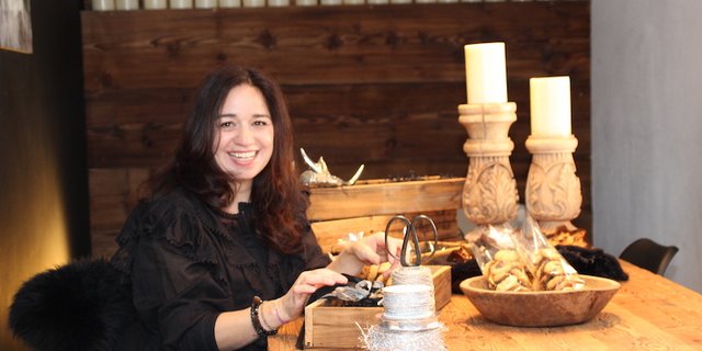 Jacqueline Stgier Knufermann, ganz in ihrer Lieblingsfarbe Schwarz gekleidet, liebt es, in ihrem Apéro-Raum Produkte für den Hofladen geschmackvoll zu verpacken. (Bild Franziska Schawalder)