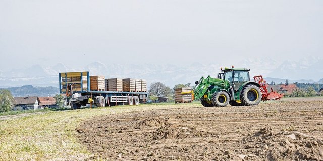 Aufgepasst beim Fahren mit angebautem Frontlader auf öffentlichen Strassen.  