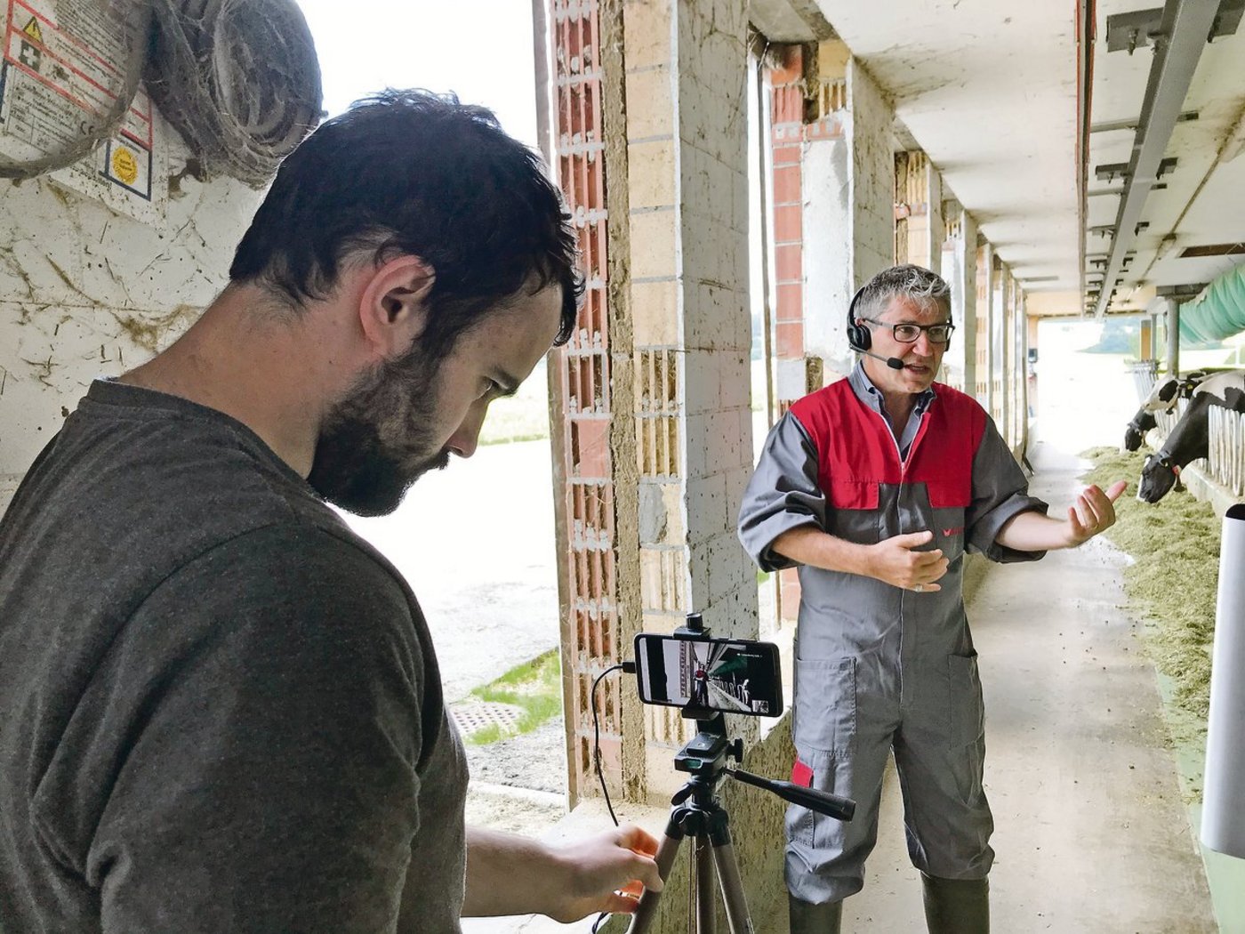 Livestream aus dem Stall: Christian Manser referiert zu Hitzestress, Markus Rombach ist fürs Filmen zuständig. (Bilder Alexandra Stückelberger)