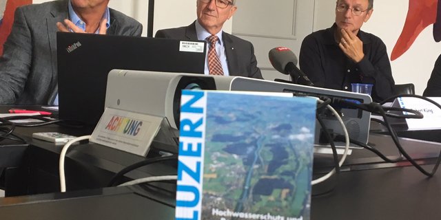 V. l. n. r.: Projektleiter Urs Zehnder, Regierungsrat Robert Küng und Stefan Moser von der Land- und Forstwirtschaftlichen Begleitplanung. (Bild js)