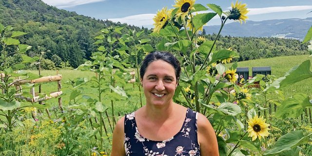 Einer der Lieblingsplätze von Andrea Schmidlin-Meury ist ihr Garten, in dem sie  immer wieder Ruhe und Kraft für ihre vielfältigen Aufgaben findet. (Bild lja)