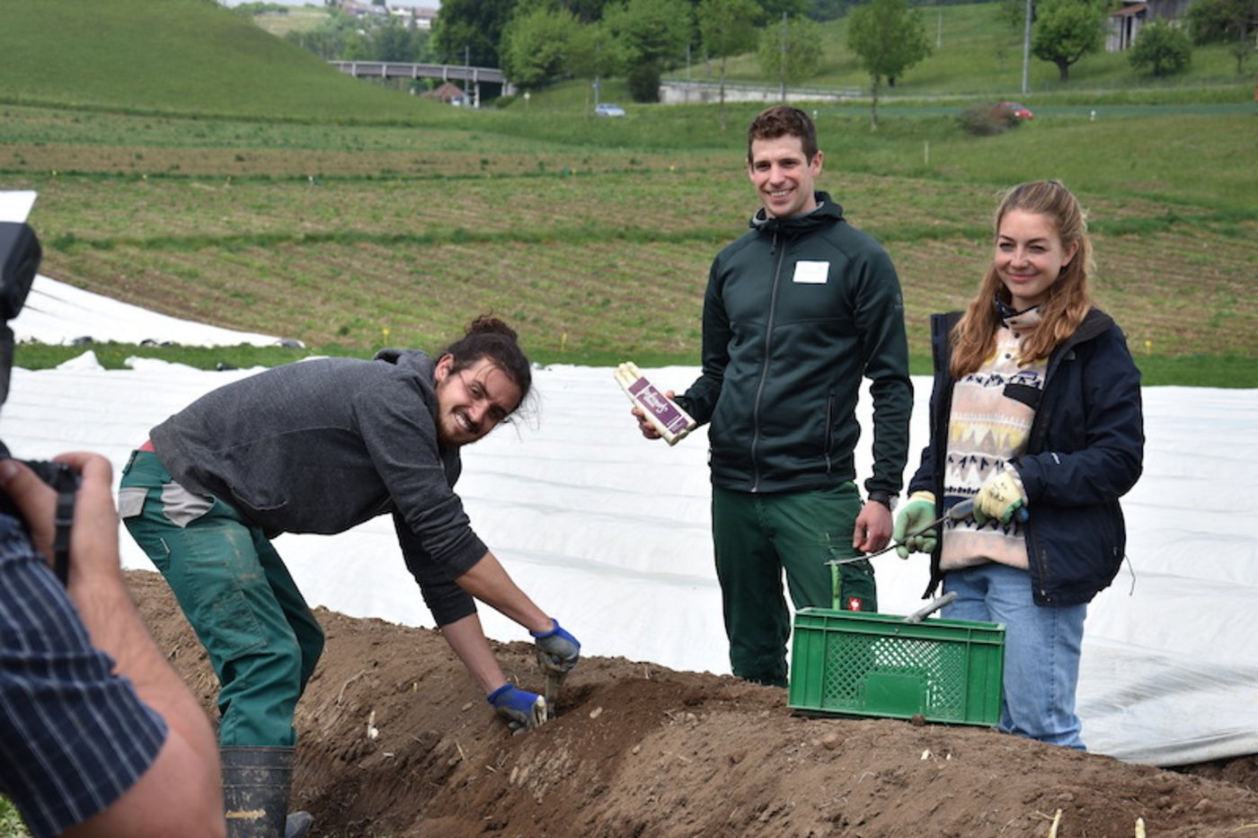 Am Medienanlass des Berner Bauernverbandes erzählten Michael Hodel (mitte) und die Erntehelfer Moritz Zwahlen und Tabea Ryff von ihren Erfahrungen. (Bild jba) 
