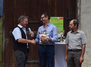 Sepp Sennhauser (links) dankte dem Gründungsmitglied Cornel Rimle (Mitte) für die Pionierarbeit. Rechts im Bild Herbert Schär, ebenfalls ein ehemaliger Co-Präsident. (Bild sgi)