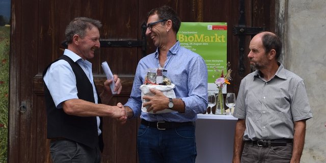 Sepp Sennhauser (links) dankte dem Gründungsmitglied Cornel Rimle (Mitte) für die Pionierarbeit. Rechts im Bild Herbert Schär, ebenfalls ein ehemaliger Co-Präsident. (Bild sgi)