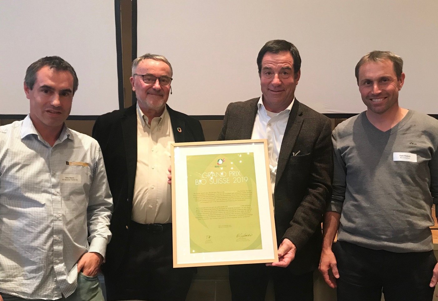 Bieraria-Geschäftsführer Reto Rauch, Jurypräsident Fritz Schneider, Andrea Gilli, VR-Präsident der Bieraria Tschlin und Fadri Riatsch, Vorstandsmitglied von Bio Grischun (v.l.). (Bild akr)