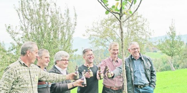 Stossen an auf Bschorle (v. l. n. r.): Thomas Heierle (Kassier des Vereins), Paul Federer (Aktuar), Ivo Bischofberger, Markus Reutimann, Fredi Klee und Hans Sonderegger von der Brauerei Locher. (Bild Michael Götz)
