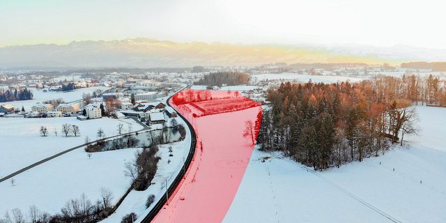 Auf dieser Drohnenfoto ist das Gebiet rot markiert, das die geplante Abstell- und Serviceanlage beanspruchen würde.(Bild IG Pro Brach Fuchsbühl)