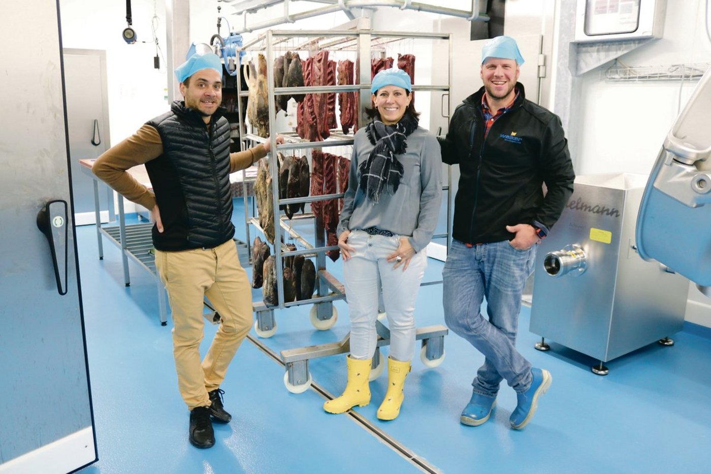 Traditionelle Produkte werden von ihnen online vermarktet (v. l. n. r.): Roger Brendel, Produktionsleiter, Marcelline Kuonen, Geschäftsführerin, und Kasimir Eggel, Leiter Fleischverarbeitung.