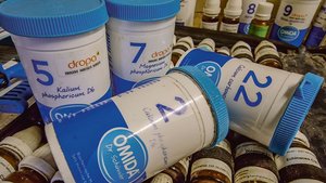 Schüssler-Salze sind in Drogerien erhältlich und können leicht verabreicht werden. 