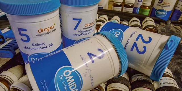 Schüssler-Salze sind in Drogerien erhältlich und können leicht verabreicht werden. 