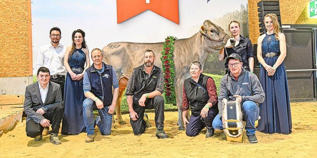 Die Familie Brand-Gisler aus Andiast GR freute sich über den Sieg ihrer Kuh Palmer Lely.