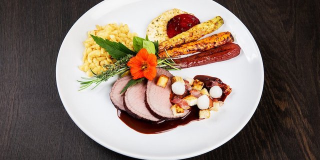 Suure Mocke vom Gallowayrind mit Urdinkelmehlknöpfli und Wurzelgemüse. (Bild SRF/ Ueli Christoffel)