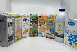 Haferboom: Noch (k)ein Eldorado für die Produzenten Die Treiber des Haberbooms: Drinks, welche Milch (rechts im Bild) imitieren sollen. Als einzige hat bisher Emmi einen Haferdrink mit Schweizer Rohstoff im Angebot (Beleaf, 4. v. l.). (Bild akr)