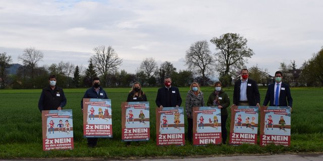 Das Berner Komitee sagt Nein zu den beiden Agrarinitiativen und zeigte an einer Medienkonferenz deren befürchtete Auswirkungen auf. (Bild Berner Bauernverband)