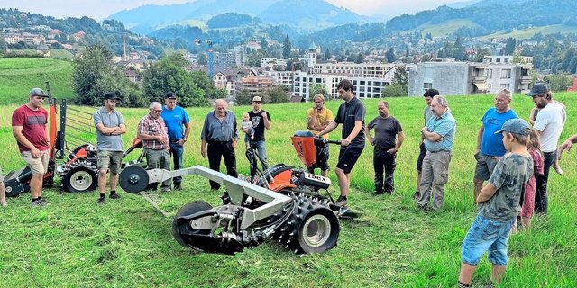 Michael Ramseier von der Ramseier Fahrzeug und Maschinen AG – dem Generalimporteur von Ibex –  zeigt die verschiedenen Funktionen des Ibex G2-P. 