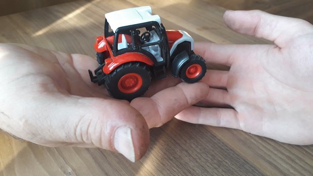 Bevor der Hof mit allem Drum und Dran übergeben wird, müssen die  Beteiligten viel reden. (Bild Renate Hurni)