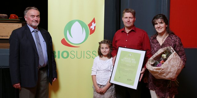 rand Prix Bio Suisse-Sieger Bernhard und Iris Hänni mit Lorena und Fritz Schneider (links), Jury-Präsident. (Bild zVg)