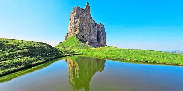 Ein strahlender Bergsee vor einem imposanten Felsgipfel. Die von Familie Gwerder bewirtschaftete Alp liegt inmitten herrlicher Natur. Das haben auch Wildcamper entdeckt.