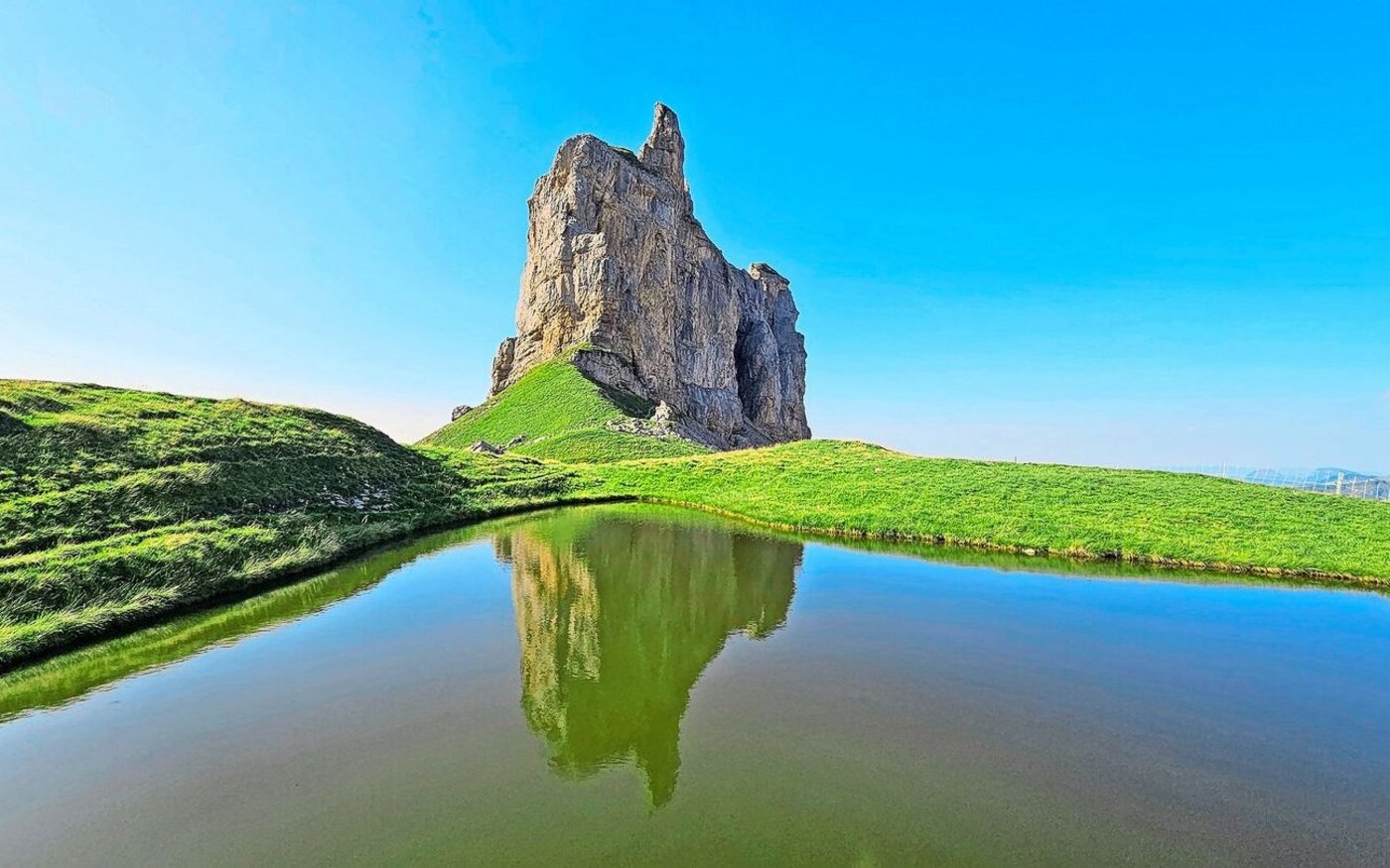 Ein strahlender Bergsee vor einem imposanten Felsgipfel. Die von Familie Gwerder bewirtschaftete Alp liegt inmitten herrlicher Natur. Das haben auch Wildcamper entdeckt.