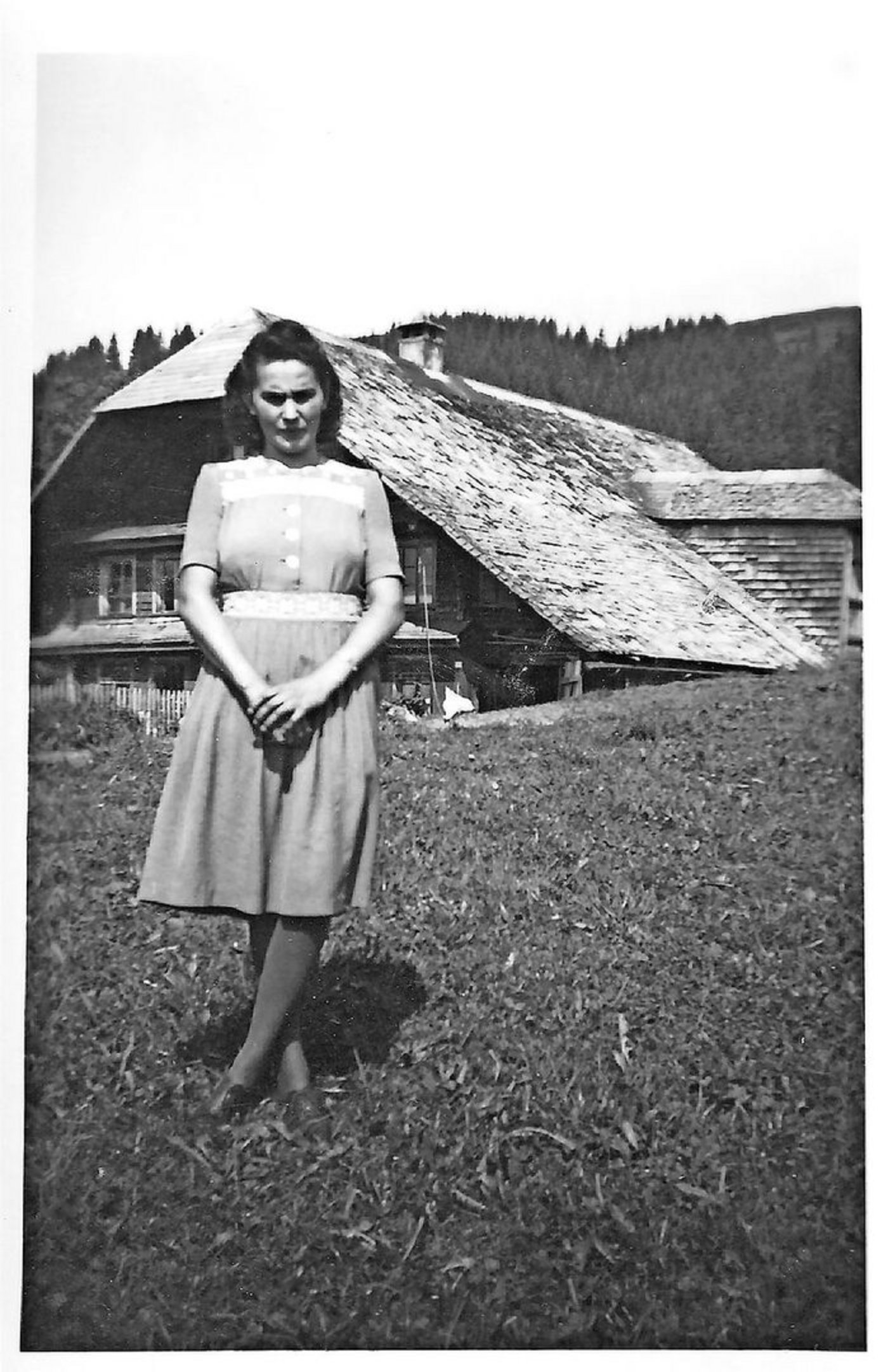 Ida Herger vor Haus des Bergbauernhofs Schwesteregg bei Romoos. 