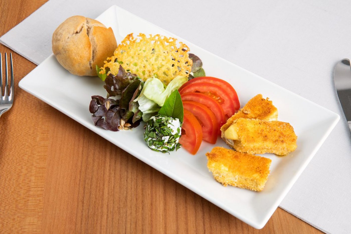 Grüner Blattsalat mit Urnäscher Edelweisskäse und Käseknoblauchchips sowie hausgemachten Brötchen. (Bild Ueli Christoffel/SRF)