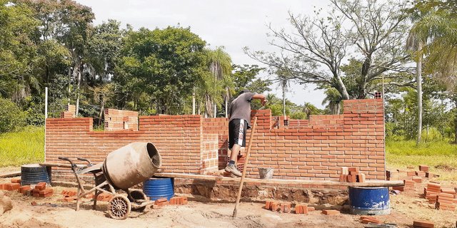 Landwirtschaftliches Bauen verläuft in Paraguay noch sehr unkompliziert im Vergleich zur Schweiz. So kann den Nachbarn einfach und rasch geholfen werden, nachdem diese ihr Heim verlassen mussten. (Bild Michèle Huber)