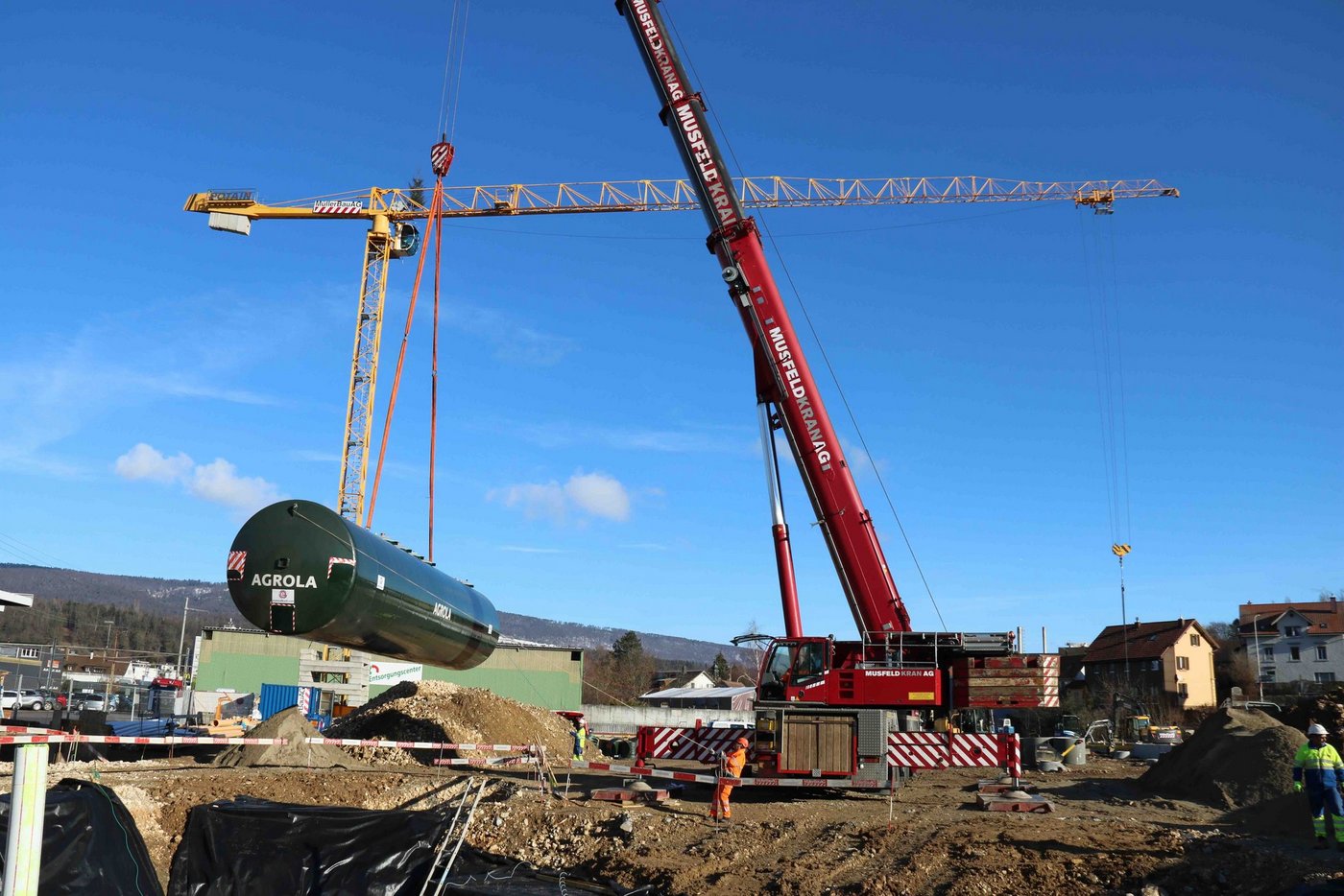 Alles ist bereit, um den 28 Tonnen schweren Tank, mit einem Volumen von 120`000 Litern, zu versenken. (Bilder Benildis Bentolila)   