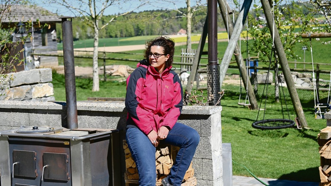 Der Garten mit Spielplatz, Tieren und der Outdoorküche, ausgestattet mit Holzherd, Feuerstelle, Grill und einem Selbstbedienungs­angebot an Würsten und Getränken lädt Gäste nach dem Besuch des Erlebnisweges zum Verweilen ein. (Bilder Andrea Wyss)