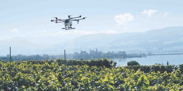 Drohnen als «fliegende Alleskönner»: An der Tier & Technik wird in  Halle 7.0 gezeigt, wie Drohnen in der heimischen Landwirtschaft eingesetzt werden könnten. (Bild Agrarir)