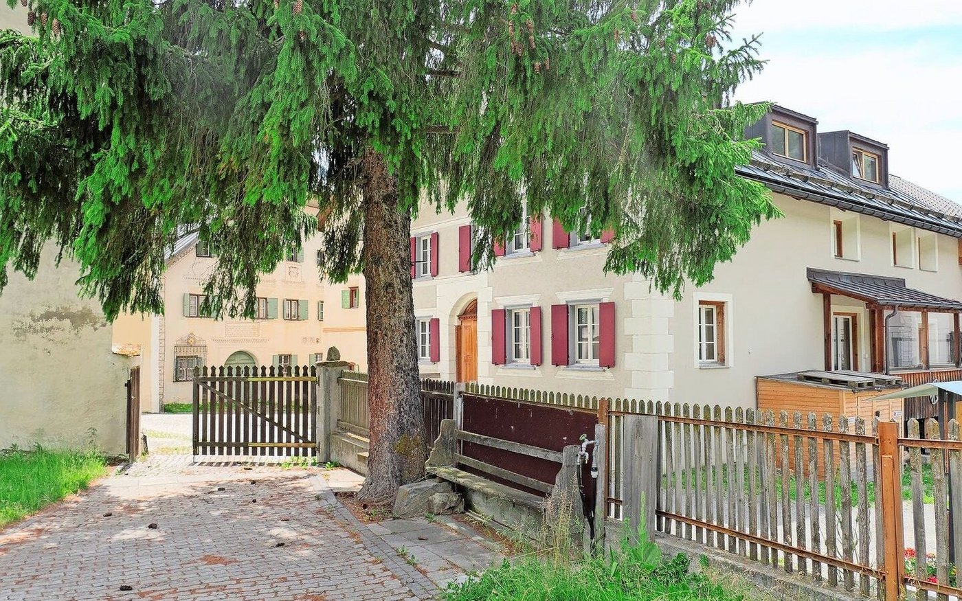 Der Landwirtschaftsbetrieb und das Wohnhaus der Familie Viletta liegen in das Dorf eingebettet. 