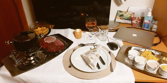 Da bekommt «Dinner for One» eine ganz neue Bedeutung. Bei mir heisst es: Weihnachten alleine –  die Familie nur über den Bildschirm zugeschaltet. Und immer parat: Desinfektionsmittel. (Bild Andrea Wyss)