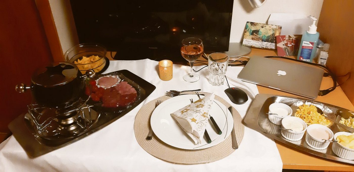 Da bekommt «Dinner for One» eine ganz neue Bedeutung. Bei mir heisst es: Weihnachten alleine –  die Familie nur über den Bildschirm zugeschaltet. Und immer parat: Desinfektionsmittel. (Bild Andrea Wyss)