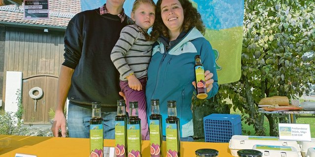 Stefan, Alina und Andrea Stocker präsentieren den neuen selbst gemachten Feigen-Balsamico. (Bild Josef Scherer)