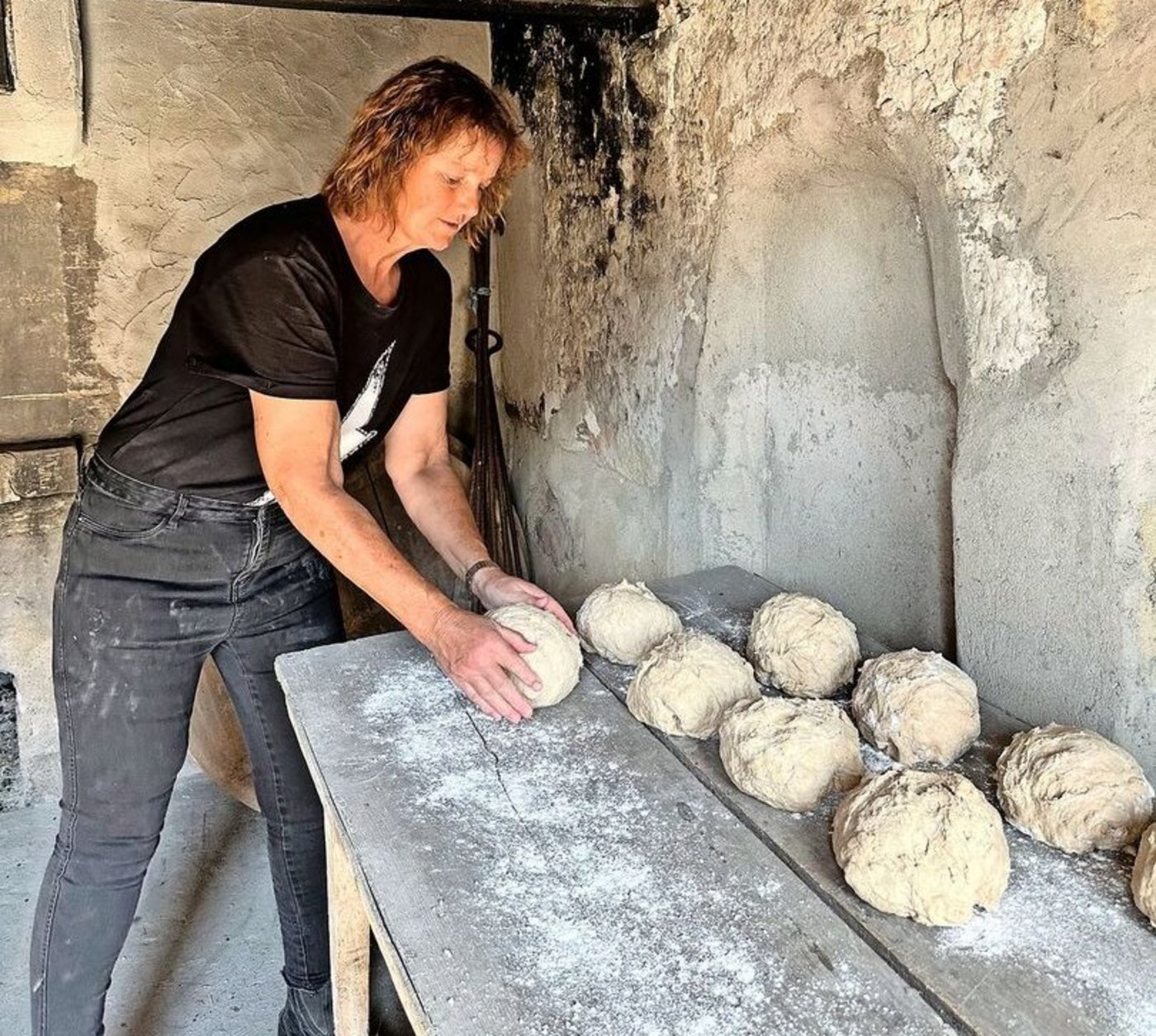 Pia Spiegl backt leidenschaftlich gerne Brote im Ofenhaus von 1726. Teig aus 25 Kilogramm Mehl verarbeitet sie jeweils an einem Backtag.  