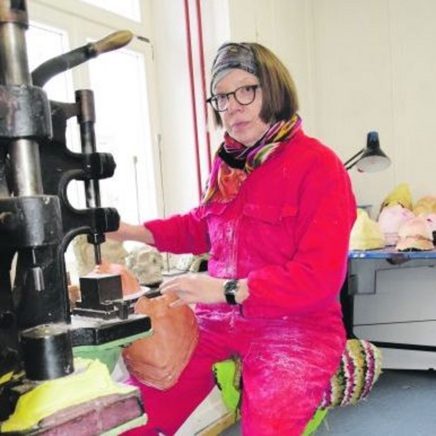 Verena Steiger stanzt bei einer Maske die Augen aus. Je nach Augenform verändert sich der Ausdruck einer Maske. (Bild Esther Thalmann)