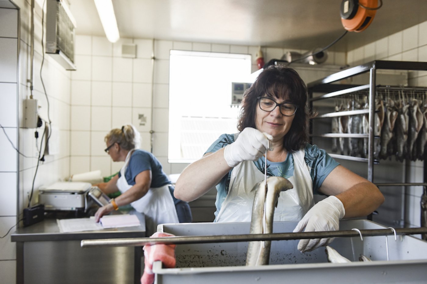 Adelheid Gsell veredelt Bodenseefische. (Bild Timo Jaworr für agrarheute)