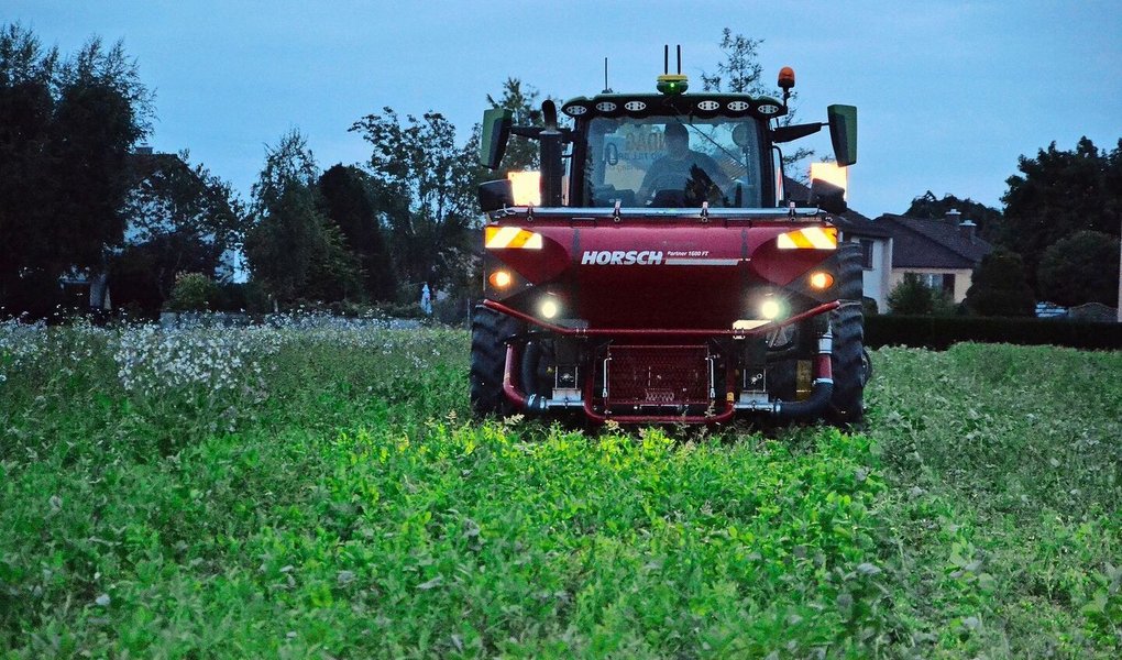 Letzter Programmpunkt der Veranstaltung: Direktsaat einer doppelten Gründüngung in die abfrierende UFA Legu Fit. Der forstharte Bestand soll im Frühling mit einer Messerwalze terminiert werden.