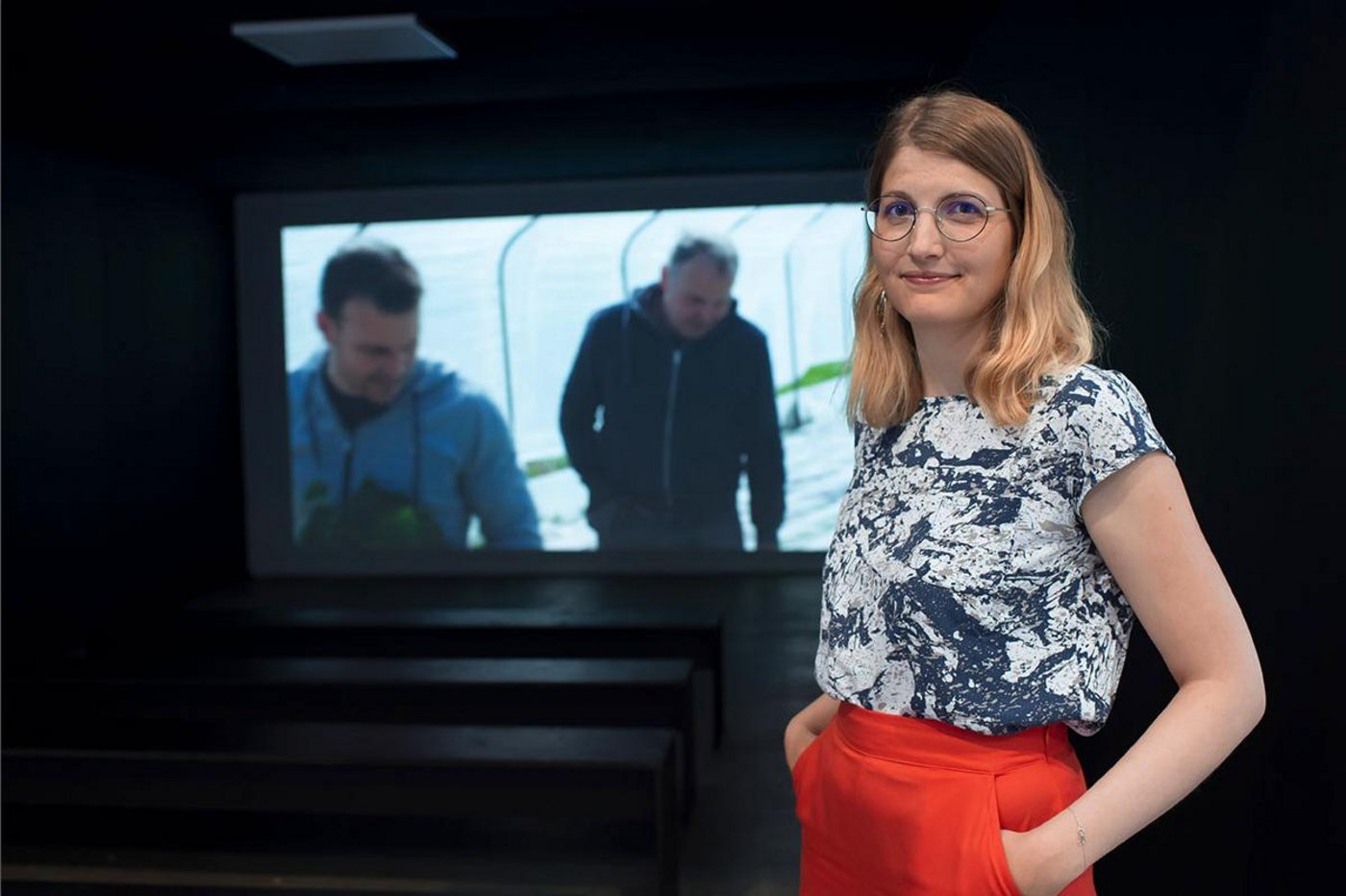 Regisseurin Nadine Widmer - selbst Bauerntochter - hat einen Kurzfilm über die konventionell produzierenden Bauern Roland Hubler (hinten links) und seinen Vater Robert gedreht. (Bild Priska Ketterer)