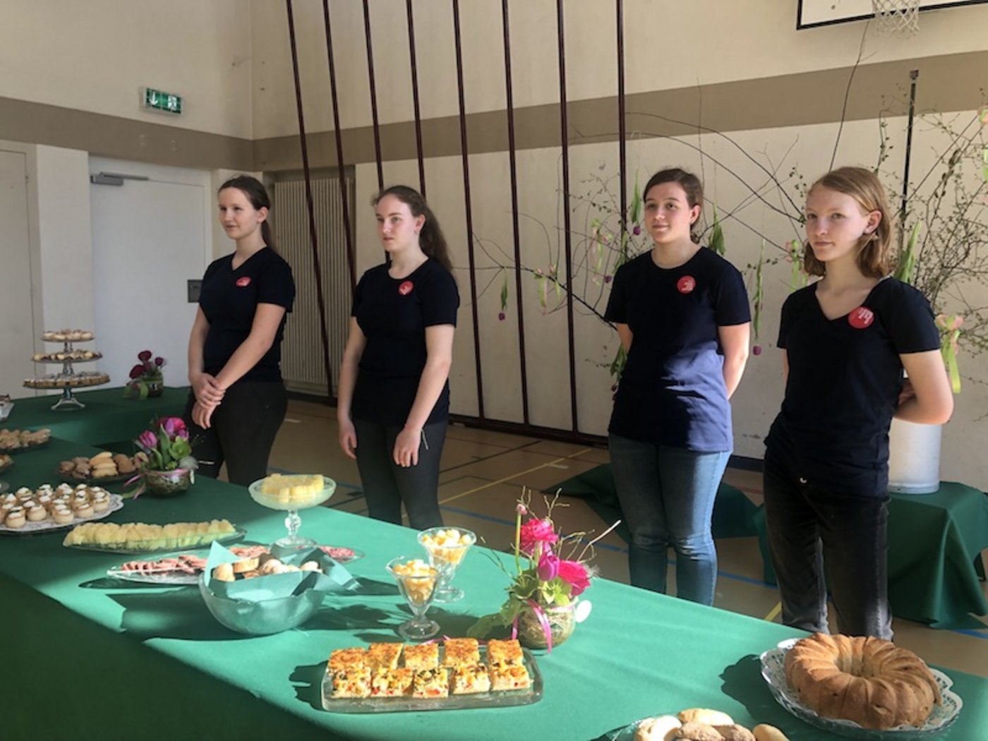 Schülerinnen und Schüler bereiteten den Apéro für die Gäste zu. (Bilder et)