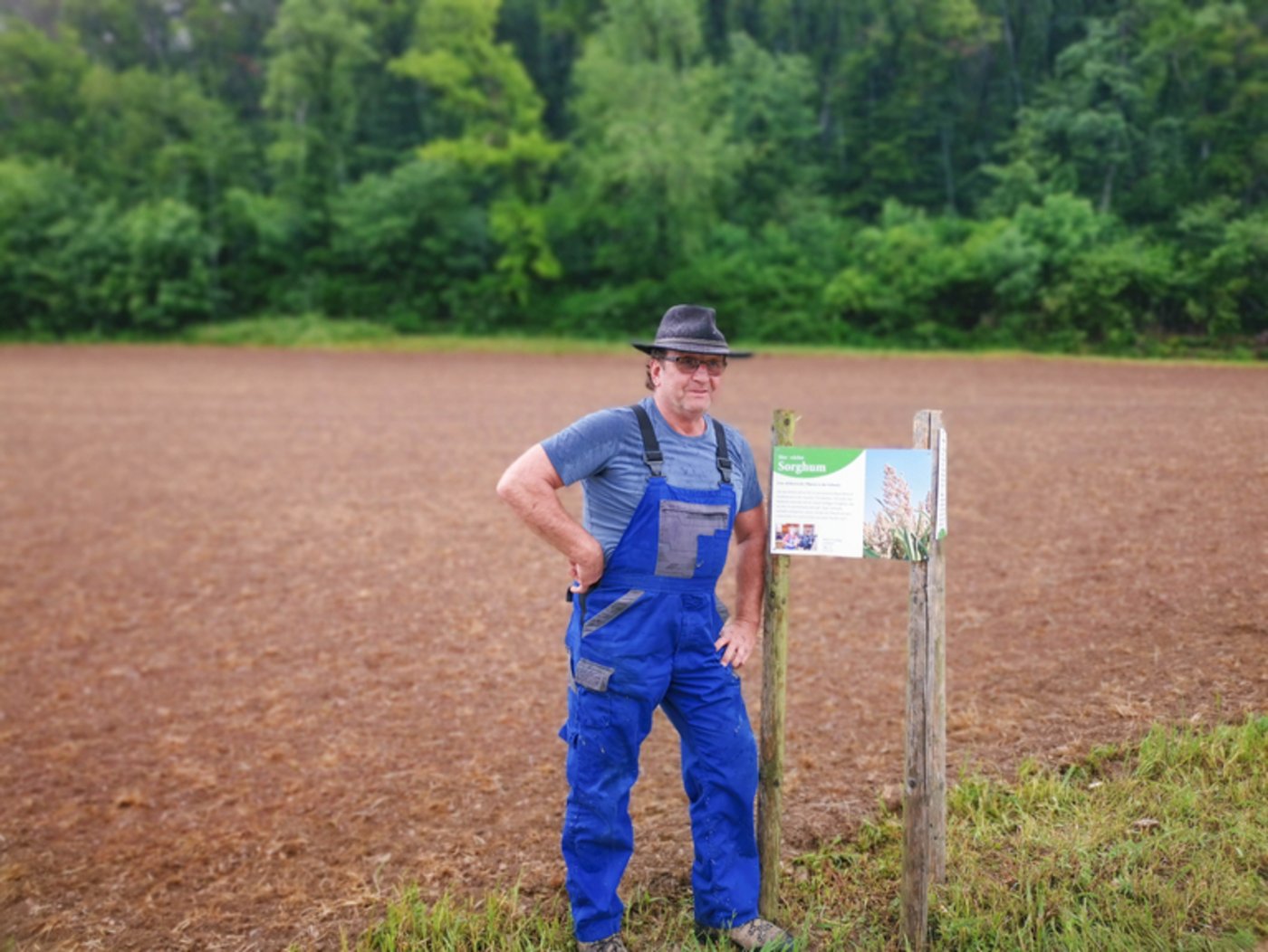 Stefan Zumsteg vor dem frisch ausgesäten Sorghumacker. Mit Infotafeln will er Spaziergänger über die in der Schweiz noch unbekannte Kultur informieren. (Bild de)