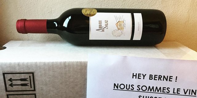 Weinflaschen mit Botschaft sollen die kommende Session im Parlament ganz im Zeichen des Schweizer Weins eröffnen. (Bild Abbaye de Salaz à Ollon/ Facebook)