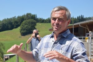 Agrarjournalisten besuchen Energiebetrieb Referierte leidenschaftlich: Land- und Energiewirt Josef Gemperle zeigte den Schweizer Agrarjournalisten seine Biogasanlage. (Bilder jw)