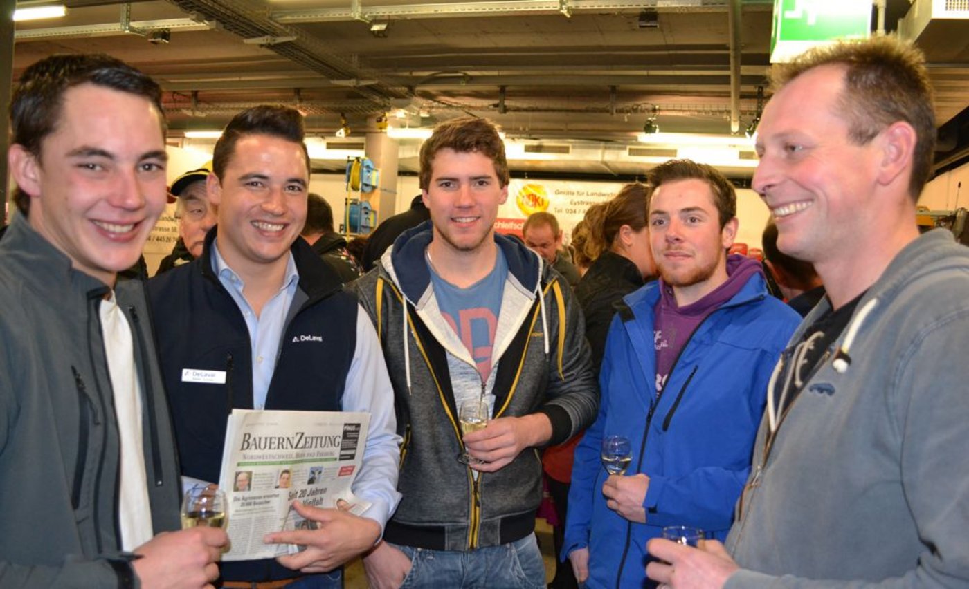 Gute Stimmung am Apéro der «BauernZeitung» herrschte unter diesen Jungbauern. (Bild Alois Heinzer)