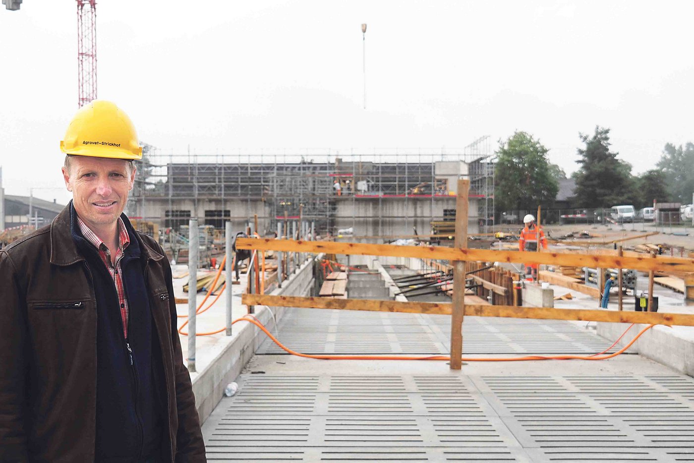 Andreas Buri präsentiert als Nutzervertreter des Strickhof den Stand der Bauarbeiten des   Milchviehstalles. Dieser bietet beidseitig der zentralen Futterachse Platz für zwei Herden. (Bild chw)