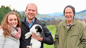 Sandra Graf und Matthias Kern (mit Katze) pachteten 2024 den Landwirtschaftsbetrieb «Hof Langenegg» von Hansueli Zähner (rechts). Kern und Zähner lernten sich über die Stiftung zur Erhaltung bäuerlicher Familienbetriebe kennen. 