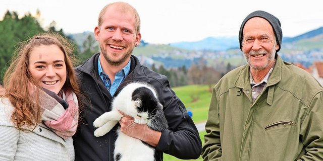 Sandra Graf und Matthias Kern (mit Katze) pachteten 2024 den Landwirtschaftsbetrieb «Hof Langenegg» von Hansueli Zähner (rechts). Kern und Zähner lernten sich über die Stiftung zur Erhaltung bäuerlicher Familienbetriebe kennen. 