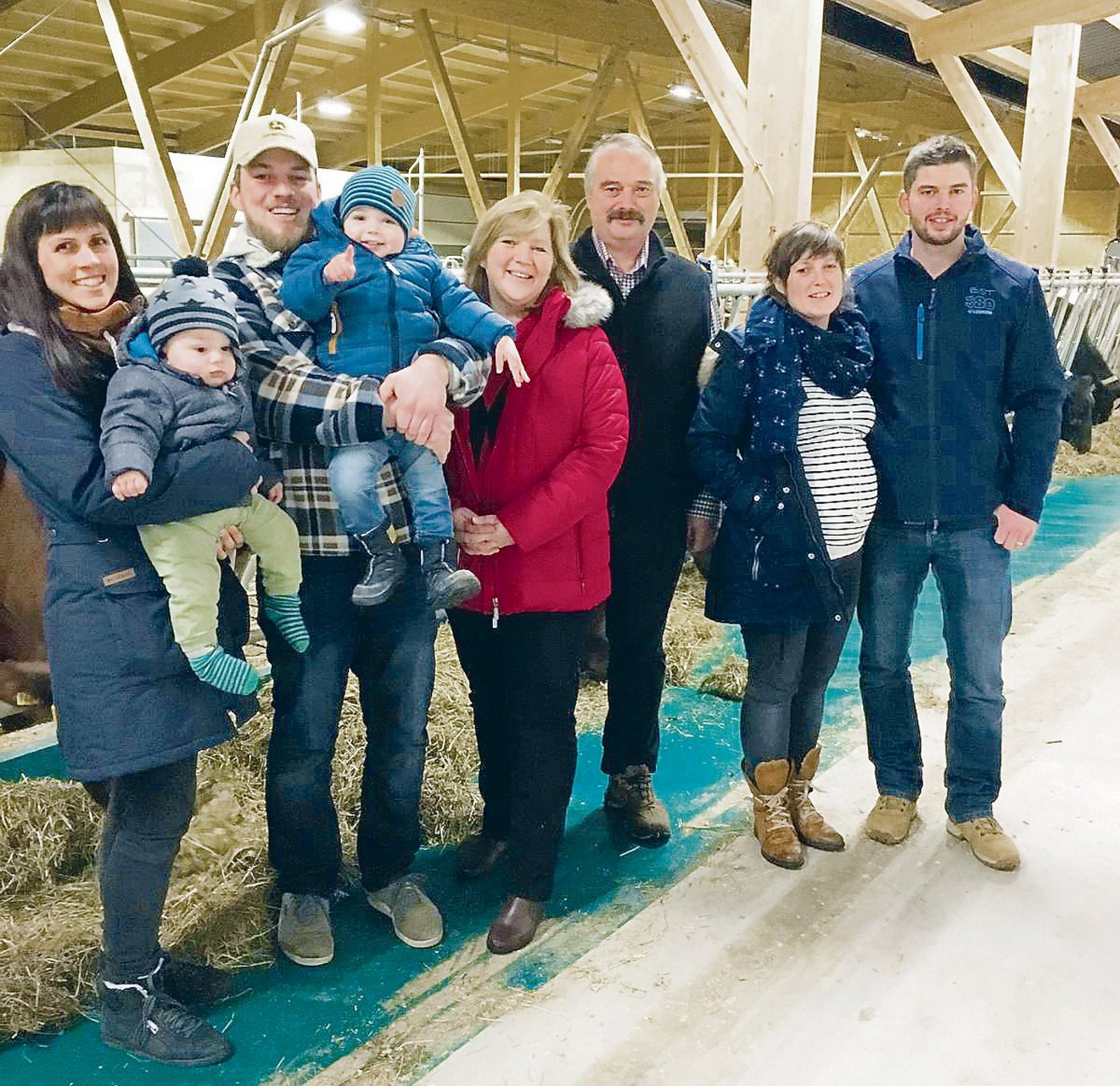 Die Pächterfamilie Emmenegger im neuen Kuhstall (v. l. n. r.): Sandra Lehner und Martin Emmenegger mit Cédric und Adrian, Doris und Hugo Emmenegger, Manuela und Lukas Emmenegger.