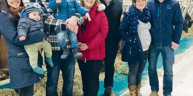 Die Pächterfamilie Emmenegger im neuen Kuhstall (v. l. n. r.): Sandra Lehner und Martin Emmenegger mit Cédric und Adrian, Doris und Hugo Emmenegger, Manuela und Lukas Emmenegger.